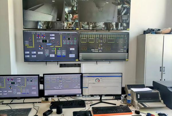 全自动化的生产中控室